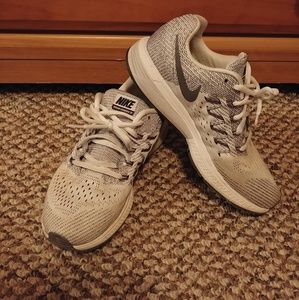 NIKE white/grey tennis shoes
